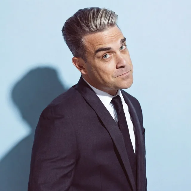 Поп-дайджест: Oasis, слияние Warner Bros. и Paramount и инцидент с микрофоном Robbie Williams