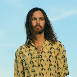 Поп-дайджест: Tame Impala на вершине UK-чарта, Ezra Collective и новый сингл ROSÉ