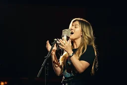 Келли Кларксон и её дочь вместе исполнили трек «Heartbeat Song» в Лас-Вегасе
