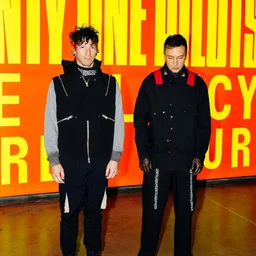 Барабанная история со счастливым концом: на концерте Twenty One Pilots пропал культовый инструмент