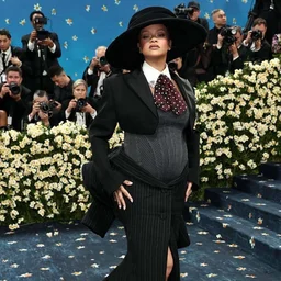 Сюрприз на ковровой дорожке: Рианна подтвердила третью беременность на Met Gala