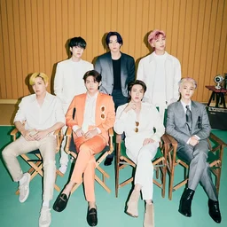 Долгожданный камбэк BTS: RM и Ви наконец-то вернулись из армии 